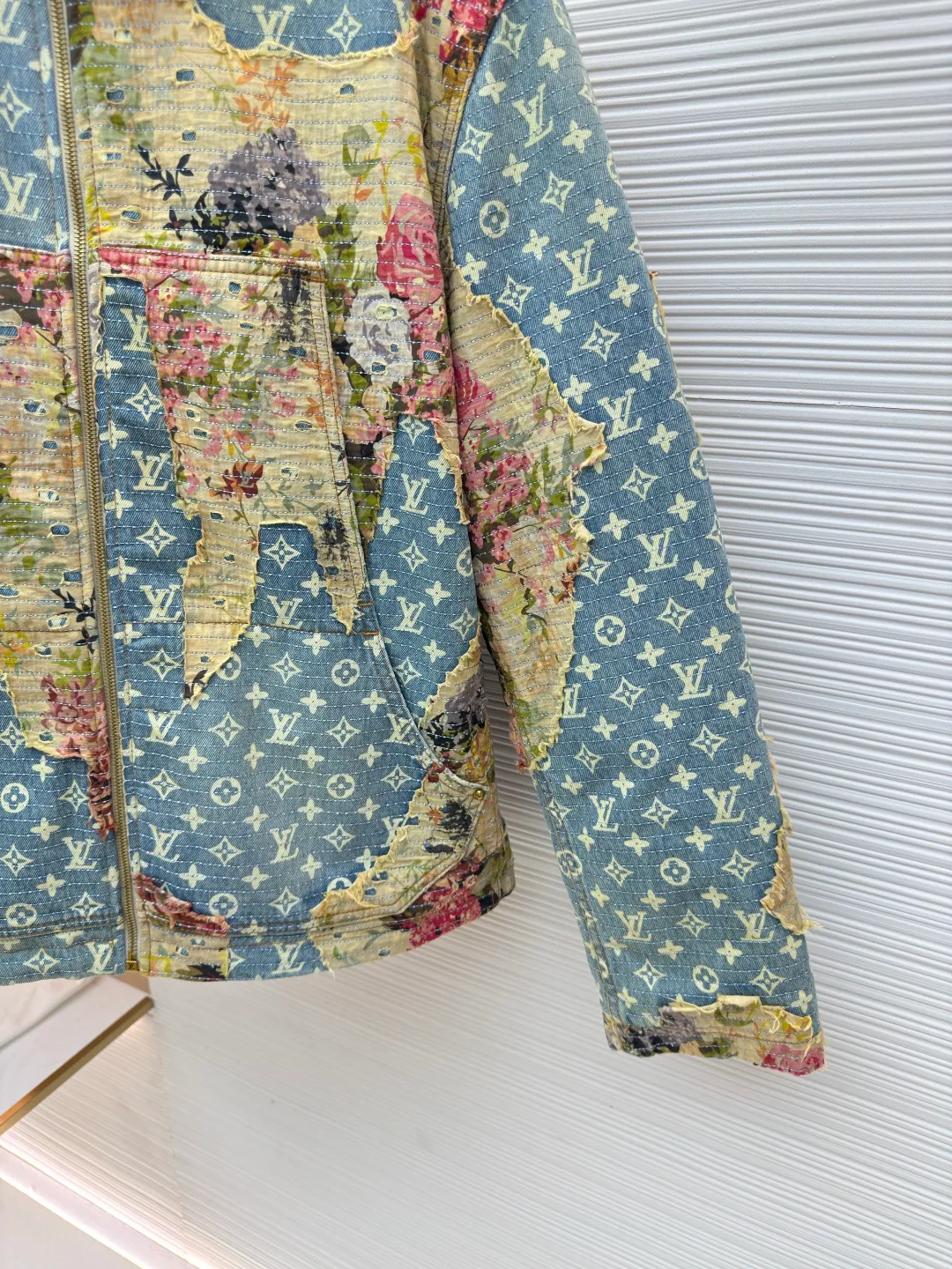 LOUIS VUITTON Retro rose floral patch presbyopic denim jacket cotton ●Authentic product: purchased and developed by 21974 ●Item number: 1680536-E30 ●Fabric: denim fabric ●Technology: patch production ●Version: loose version ●Weight: about 1595 grams ●Size: 46-48-50-52 ●Description: Pure cotton denim fabric, mulberry silk lining, polyester fiber filling, digital direct printing, old flower discharge printing technology, single-needle full-width embroidery, washed and distressed treatment, positioning pattern cutting and sewing, antique gold hardware accessories embellishment, and a full set of accessories. The denim fabric is custom-woven with counter-print yarn twill. The texture of the twill is thick and the texture is clear. After proper processing, the surface will show fine texture after grinding and washing. The denim fabric maintains high resilience, brings a gentle feel, skin-friendly comfort, and will not change shape and lose elasticity over time. The lattice fabric is made of custom-dyed yarn for discharge printing, with a full-frame classic presbyopia pattern. Discharge printing is based on the principle of revealing the original color of the yarn, and the discharge printing effect is combined with the fabric. The texture of discharge printing is exquisite and delicate, with rich patterns, strong color contrast, clear outlines and full color. The effect of white flowers on a blue background is produced by multiple subsequent processes after discharging the printing paste. The overall wiring is straight and delicate, the fabric is comfortable and soft, and the color is consistent without color difference. It can be matched with the same style to create a fashionable look and control various occasions. Customized accessories, complete with three standards, same style for men and women!